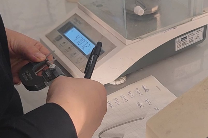 使用卡尺测量镀锌丝线规